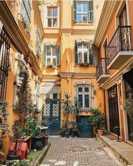 Cozy Flat With Balcony, Very Close To Galata Tower イスタンブール 0*,  トルコ